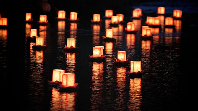 ８月15日の灯篭流し（札幌護国神社）Wikimedia Commons